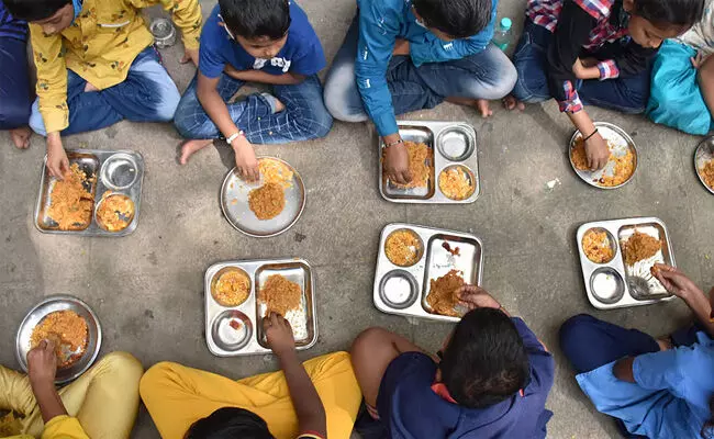 ಛತ್ತೀಸ್‌ಗಡ: ನಾಯಿ ಕಲುಷಿತಗೊಳಿಸಿದ್ದ ಮಧ್ಯಾಹ್ನದೂಟ ಸೇವಿಸಿದ್ದ ವಿದ್ಯಾರ್ಥಿಗಳಿಗೆ ತಲಾ 25,000 ರೂ.ನೀಡುವಂತೆ ಸರಕಾರಕ್ಕೆ ಹೈಕೋರ್ಟ್ ಆದೇಶ