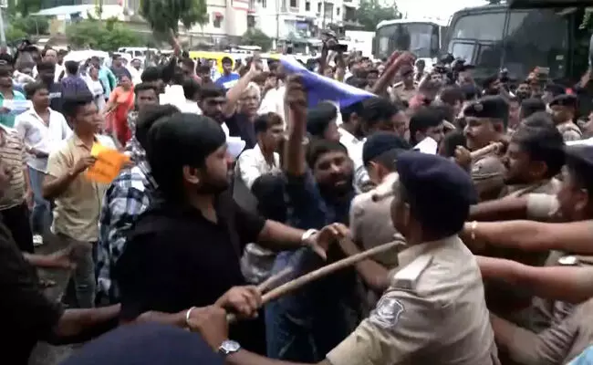 ಗುಜರಾತ್: ಶಾಲೆಯಲ್ಲಿ ವಿದ್ಯಾರ್ಥಿ ಹತ್ಯೆ ಪ್ರಕರಣ; ಬೃಹತ್ ಪ್ರತಿಭಟನೆ