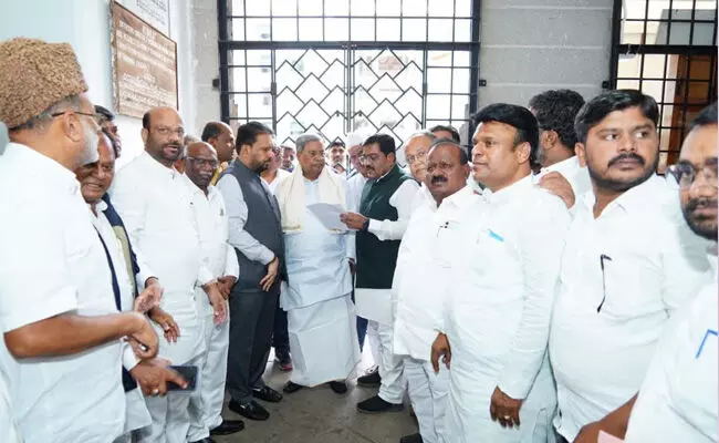 ಬೀದರ್ | ಸಚಿವ ಈಶ್ವರ್ ಖಂಡ್ರೆ ವಿರುದ್ಧ ಸಿಎಂಗೆ ದೂರು ನೀಡಿದ ಜಿಲ್ಲಾ ಕಾಂಗ್ರೆಸ್ ನಾಯಕರು ಬೀದರ್ | ಸಚಿವ ಈಶ್ವರ್ ಖಂಡ್ರೆ ವಿರುದ್ಧ ಸಿಎಂಗೆ ದೂರು ನೀಡಿದ ಜಿಲ್ಲಾ ಕಾಂಗ್ರೆಸ್ ನಾಯಕರು