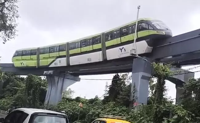 ಮುಂಬೈ | 12 ನಿಮಿಷಗಳ ಕಾಲ ನಿಲ್ಲಿಸಿ ಹೆಚ್ಚುವರಿ ಜನರನ್ನು ಕೆಳಗಿಳಿಸಿದ ಮೊನೊ ರೈಲು ಮುಂಬೈ | 12 ನಿಮಿಷಗಳ ಕಾಲ ನಿಲ್ಲಿಸಿ ಹೆಚ್ಚುವರಿ ಜನರನ್ನು ಕೆಳಗಿಳಿಸಿದ ಮೊನೊ ರೈಲು