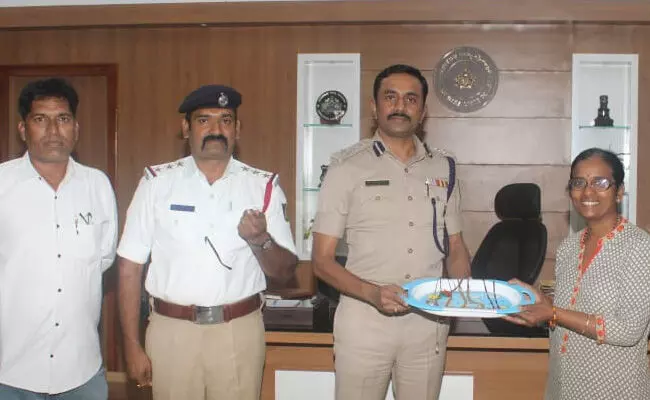 ಕಲಬುರಗಿ| 40 ಗ್ರಾಂ. ಚಿನ್ನವನ್ನು ಆಟೋದಲ್ಲೇ ಬಿಟ್ಟು ಹೋದ ವೃದ್ಧೆ : 48 ಗಂಟೆಗಳಲ್ಲಿ ವಾರಸುದಾರರಿಗೆ ಹಿಂದಿರುಗಿಸಿದ ಪೊಲೀಸರು