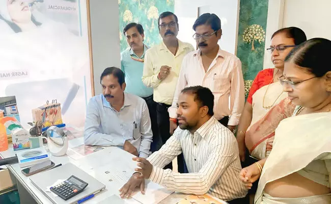 ಕಲಬುರಗಿ | ಖಾಸಗಿ ಚರ್ಮರೋಗ ಚಿಕಿತ್ಸಾ ಕೇಂದ್ರಗಳ ಮೇಲೆ ಆರೋಗ್ಯ ಅಧಿಕಾರಿಗಳಿಂದ ದಾಳಿ: ದಾಖಲೆ ಪರಿಶೀಲನೆ ಕಲಬುರಗಿ | ಖಾಸಗಿ ಚರ್ಮರೋಗ ಚಿಕಿತ್ಸಾ ಕೇಂದ್ರಗಳ ಮೇಲೆ ಆರೋಗ್ಯ ಅಧಿಕಾರಿಗಳಿಂದ ದಾಳಿ: ದಾಖಲೆ ಪರಿಶೀಲನೆ