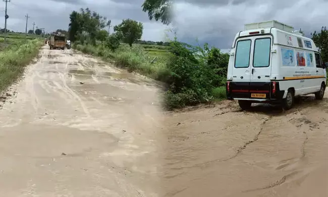 ಸಂಪೂರ್ಣ ಹೊಂಡಮಯವಾದ ಹೊನ್ನಟಗಿ ರಸ್ತೆ; ಪ್ರಯಾಣಿಕರ ಪರದಾಟ