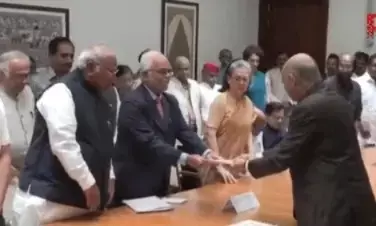 ಉಪ ರಾಷ್ಟ್ರಪತಿ ಚುನಾವಣೆ: ಇಂಡಿಯಾ ಮೈತ್ರಿಕೂಟದ ಅಭ್ಯರ್ಥಿ ಬಿ. ಸುದರ್ಶನ್ ರೆಡ್ಡಿಯಿಂದ ನಾಮಪತ್ರ ಸಲ್ಲಿಕೆ