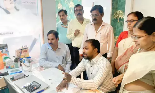 ಕಲಬುರಗಿ | ಖಾಸಗಿ ಚರ್ಮರೋಗ ಚಿಕಿತ್ಸಾ ಕೇಂದ್ರಗಳ ಮೇಲೆ ಆರೋಗ್ಯ ಅಧಿಕಾರಿಗಳಿಂದ ದಾಳಿ: ದಾಖಲೆ ಪರಿಶೀಲನೆ