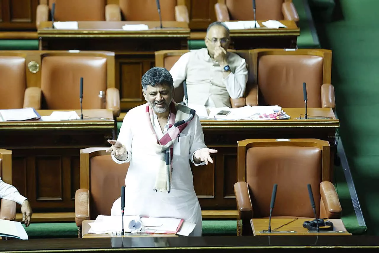 ವಿಧಾನಸಭೆಯಲ್ಲಿ ಆರೆಸ್ಸೆಸ್ ಗೀತೆ ಹಾಡಿದ ಡಿಸಿಎಂ ಡಿಕೆ ಶಿವಕುಮಾರ್; ಚರ್ಚೆಗೆ ಗ್ರಾಸ