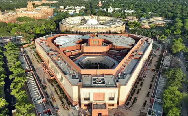 ಸಂಸತ್ತಿನಲ್ಲಿ ಭದ್ರತಾ ಲೋಪ : ಆವರಣ ಗೋಡೆ ಹತ್ತಿದ ವ್ಯಕ್ತಿಯ ಬಂಧನ ಸಂಸತ್ತಿನಲ್ಲಿ ಭದ್ರತಾ ಲೋಪ : ಆವರಣ ಗೋಡೆ ಹತ್ತಿದ ವ್ಯಕ್ತಿಯ ಬಂಧನ