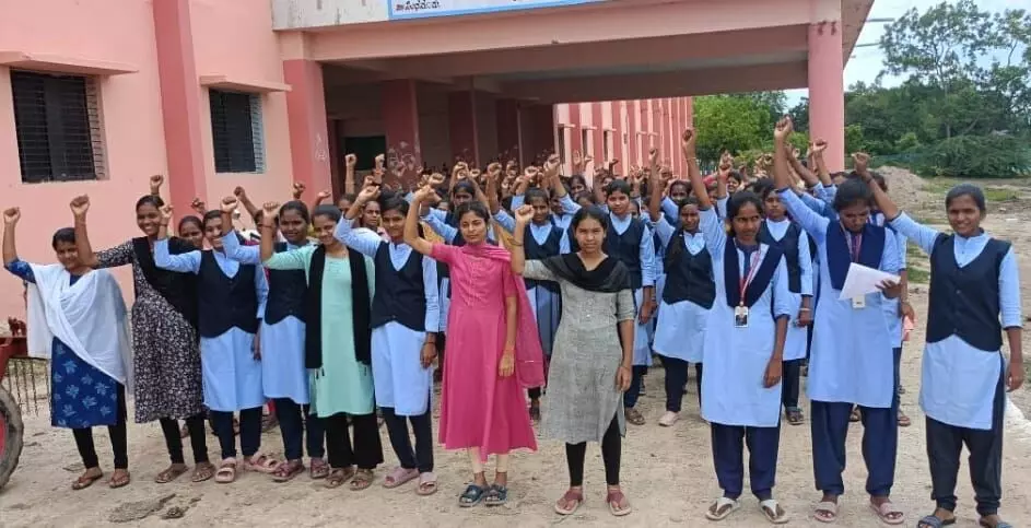 ಸಿಂಧನೂರು | ಅತಿಥಿ ಉಪನ್ಯಾಸಕರನ್ನು ನೇಮಿಸಲು ಸರಕಾರಿ ಮಹಿಳಾ ಕಾಲೇಜಿನ ವಿದ್ಯಾರ್ಥಿನಿಯರಿಂದ ಪ್ರತಿಭಟನೆ