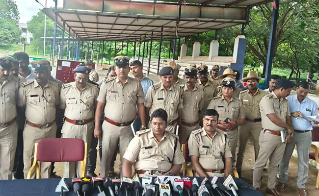 ವಿವಿಧ ಕಳ್ಳತನ ಪ್ರಕರಣ | ಮಾದಕ ವಸ್ತು, ಬೈಕ್ ಸೇರಿ ಇತರ ವಸ್ತು ಜಪ್ತಿ, ಆರೋಪಿಗಳ ಬಂಧನ : ಎಸ್ಪಿ ಪ್ರದೀಪ್ ಗುಂಟಿ ವಿವಿಧ ಕಳ್ಳತನ ಪ್ರಕರಣ | ಮಾದಕ ವಸ್ತು, ಬೈಕ್ ಸೇರಿ ಇತರ ವಸ್ತು ಜಪ್ತಿ, ಆರೋಪಿಗಳ ಬಂಧನ : ಎಸ್ಪಿ ಪ್ರದೀಪ್ ಗುಂಟಿ