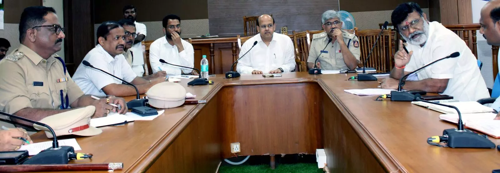 ಕೊಪ್ಪಳ | ಗಣೇಶ, ಈದ್ ಮಿಲಾದ್ ಹಬ್ಬದ ವೇಳೆ ಅಹಿತಕರ ಘಟನೆಗಳು ನಡೆಯದಂತೆ ಮುಂಜಾಗೃತೆ  ವಹಿಸಬೇಕು : ಡಿಸಿ ಸುರೇಶ ಬಿ.ಇಟ್ನಾಳ