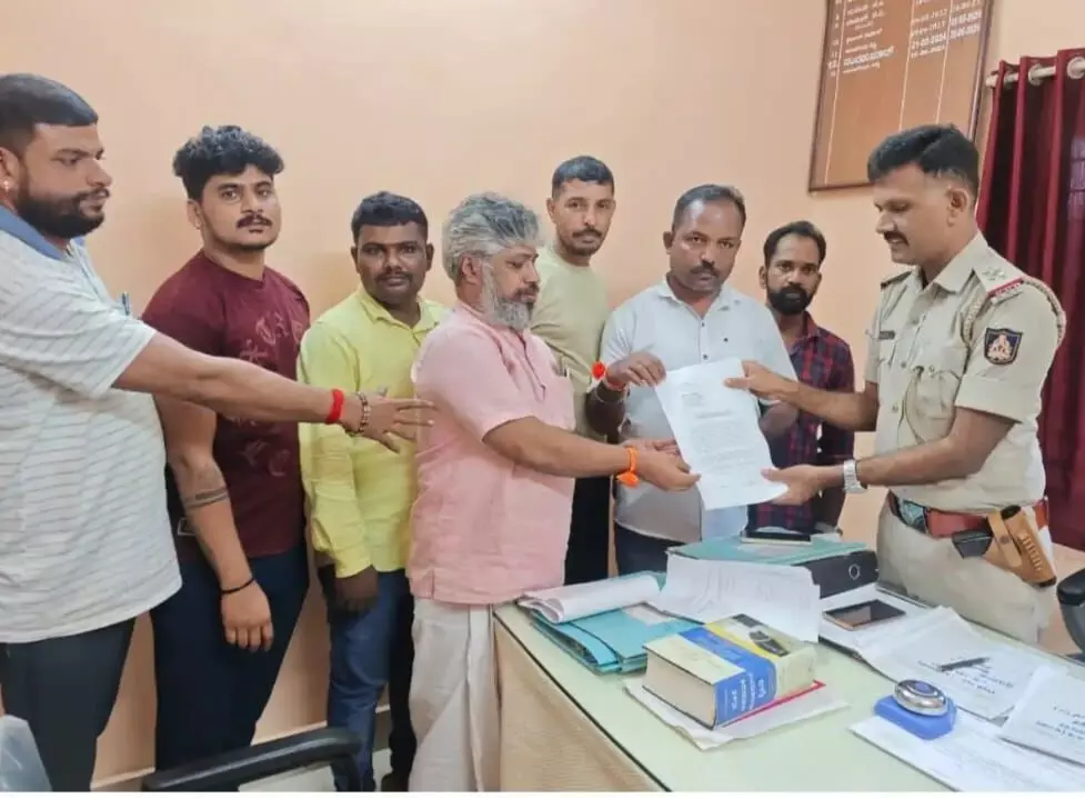 ಅಕ್ಷೇಪರ್ಹ ಪದ ಬಳಸಿದ ಆರೋಪ: ರಾಕೇಶ್ ಶೆಟ್ಟಿ ವಿರುದ್ಧ ಪುತ್ತೂರು ನಗರ ಠಾಣೆಗೆ ದೂರು ಅಕ್ಷೇಪರ್ಹ ಪದ ಬಳಸಿದ ಆರೋಪ: ರಾಕೇಶ್ ಶೆಟ್ಟಿ ವಿರುದ್ಧ ಪುತ್ತೂರು ನಗರ ಠಾಣೆಗೆ ದೂರು