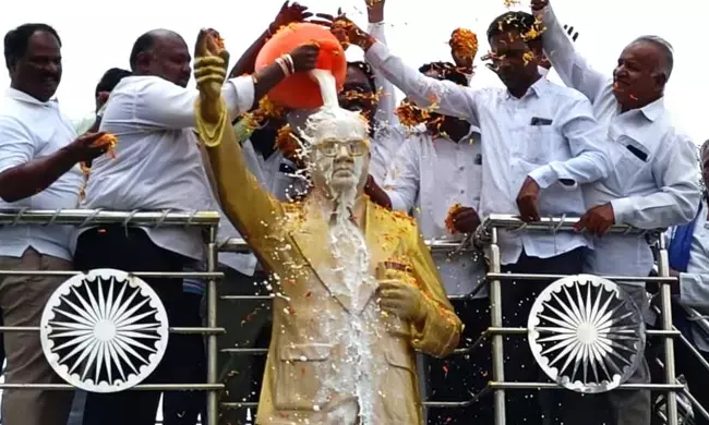 ರಾಯಚೂರು | ಒಳ ಮೀಸಲಾತಿ ಜಾರಿ ಹಿನ್ನೆಲೆ ವಿಜಯೋತ್ಸವ : ಅಂಬೇಡ್ಕರ್ ಪುತ್ತಳಿಗೆ ಹಾಲಿನ ಅಭಿಷೇಕ