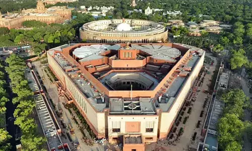 ಸಂಸತ್ತಿನಲ್ಲಿ ಭದ್ರತಾ ಲೋಪ : ಆವರಣ ಗೋಡೆ ಹತ್ತಿದ ವ್ಯಕ್ತಿಯ ಬಂಧನ