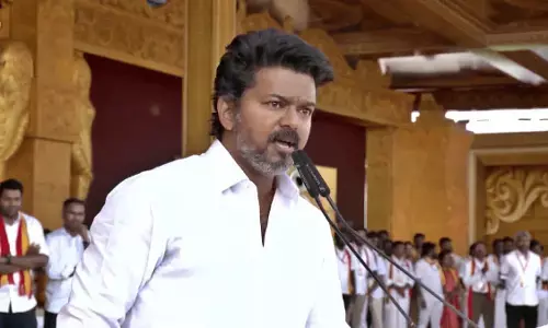 ಆರೆಸ್ಸೆಸ್ ಅಥವಾ ನಕಲಿ ಜಾತ್ಯಾತೀತ ರಂಗಕ್ಕೆ ತಲೆ ಬಾಗುವುದಿಲ್ಲ: ಟಿವಿಕೆ ಮುಖ್ಯಸ್ಥ ವಿಜಯ್