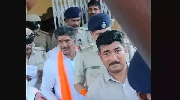 ಉಡುಪಿ | ಮಹೇಶ್ ಶೆಟ್ಟಿ ತಿಮರೋಡಿಯನ್ನು ನ್ಯಾಯಾಲಯಕ್ಕೆ ಹಾಜರುಪಡಿಸಲು ಆದೇಶ ಉಡುಪಿ | ಮಹೇಶ್ ಶೆಟ್ಟಿ ತಿಮರೋಡಿಯನ್ನು ನ್ಯಾಯಾಲಯಕ್ಕೆ ಹಾಜರುಪಡಿಸಲು ಆದೇಶ