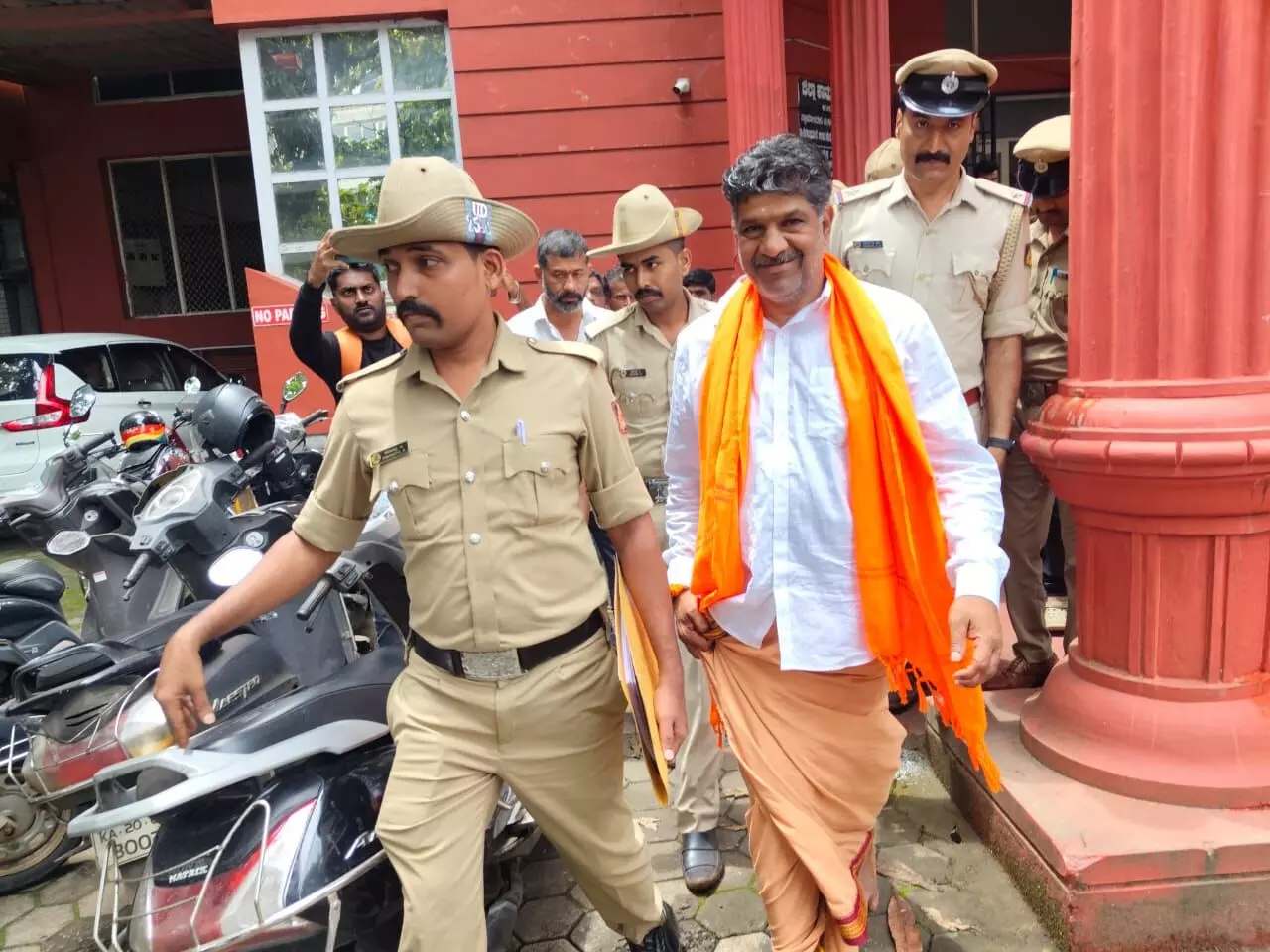 ಉಡುಪಿ| ಮಹೇಶ್ ಶೆಟ್ಟಿ ತಿಮರೋಡಿ ಎರಡು ಗಂಟೆಗಳ ಕಾಲ ಪೊಲೀಸ್ ಕಸ್ಟಡಿಗೆ: ಪೊಲೀಸರಿಂದ ವಿಚಾರಣೆ