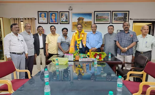 ಕಲಬುರಗಿ| ಗುಲ್ಬರ್ಗಾ ವಿವಿಯ ಪ್ರಭಾರಿ ಕುಲಪತಿಯಾಗಿ ಡಾ.ಅಬ್ದುಲ್ ರಬ್ ಉಸ್ತಾದ್‌ ಅಧಿಕಾರ ಸ್ವೀಕಾರ