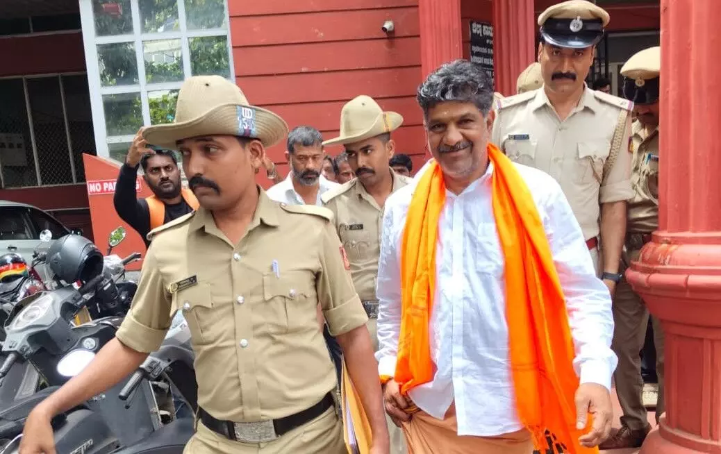 ಉಡುಪಿ: ಮಹೇಶ್ ಶೆಟ್ಟಿ ತಿಮರೋಡಿಗೆ ಷರತ್ತುಬದ್ಧ ಜಾಮೀನು ಮಂಜೂರು ಉಡುಪಿ: ಮಹೇಶ್ ಶೆಟ್ಟಿ ತಿಮರೋಡಿಗೆ ಷರತ್ತುಬದ್ಧ ಜಾಮೀನು ಮಂಜೂರು