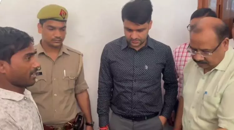 ವೈದ್ಯಕೀಯ ನಿರ್ಲಕ್ಷ್ಯ ಆರೋಪ : ಜಿಲ್ಲಾಧಿಕಾರಿ ಕಚೇರಿಗೆ ನವಜಾತ ಶಿಶುವಿನ ಮೃತದೇಹ ಚೀಲದಲ್ಲಿ ಕೊಂಡೊಯ್ದ ತಂದೆ ವೈದ್ಯಕೀಯ ನಿರ್ಲಕ್ಷ್ಯ ಆರೋಪ : ಜಿಲ್ಲಾಧಿಕಾರಿ ಕಚೇರಿಗೆ ನವಜಾತ ಶಿಶುವಿನ ಮೃತದೇಹ ಚೀಲದಲ್ಲಿ ಕೊಂಡೊಯ್ದ ತಂದೆ