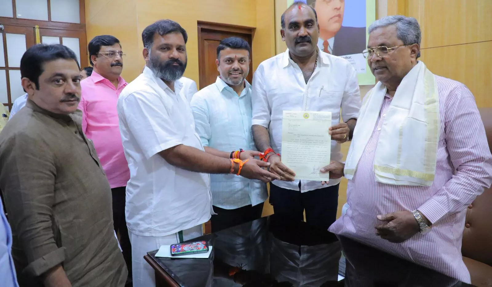 ಕರಾವಳಿಯಲ್ಲಿ ಮಳೆ ಹಾನಿಗೆ ವಿಶೇಷ ಪರಿಹಾರ ನೀಡುವಂತೆ ಸಿಎಂಗೆ ಮನವಿ ಕರಾವಳಿಯಲ್ಲಿ ಮಳೆ ಹಾನಿಗೆ ವಿಶೇಷ ಪರಿಹಾರ ನೀಡುವಂತೆ ಸಿಎಂಗೆ ಮನವಿ