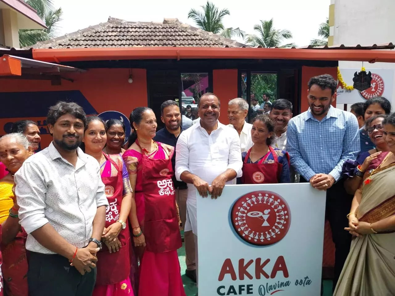 ಮಹಿಳಾ ಸಂಜೀವಿನಿ ಒಕ್ಕೂಟದ ʼಅಕ್ಕ ಕೆಫೆ’ಗೆ ಸ್ಪೀಕರ್ ಖಾದರ್ ಚಾಲನೆ ಮಹಿಳಾ ಸಂಜೀವಿನಿ ಒಕ್ಕೂಟದ ʼಅಕ್ಕ ಕೆಫೆ’ಗೆ ಸ್ಪೀಕರ್ ಖಾದರ್ ಚಾಲನೆ