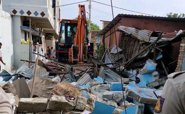 ರಾಯಚೂರು | ಎಲ್ಬಿಎಸ್ ನಗರದಲ್ಲಿ ರಸ್ತೆ ಒತ್ತುವರಿ ಜಾಗದ ತೆರವು ಕಾರ್ಯಾಚರಣೆ ರಾಯಚೂರು | ಎಲ್ಬಿಎಸ್ ನಗರದಲ್ಲಿ ರಸ್ತೆ ಒತ್ತುವರಿ ಜಾಗದ ತೆರವು ಕಾರ್ಯಾಚರಣೆ