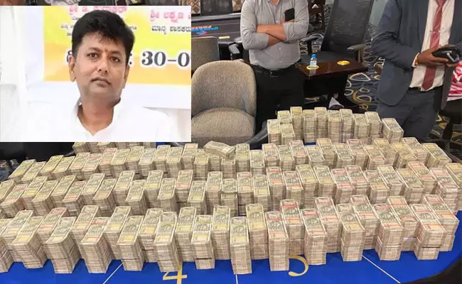 ಚಿತ್ರದುರ್ಗದ ಶಾಸಕ ಕೆ.ಸಿ.ವೀರೇಂದ್ರ ಬೆಂಗಳೂರಿನ ಮ್ಯಾಜಿಸ್ಟ್ರೇಟ್ ಕೋರ್ಟ್ಗೆ ಹಸ್ತಾಂತರ : 20 ಕೋಟಿ ರೂ.ಗೂ ಅಧಿಕ ಮೊತ್ತದ ನಗದು, ಚಿನ್ನಾಭರಣ ವಶ ಚಿತ್ರದುರ್ಗದ ಶಾಸಕ ಕೆ.ಸಿ.ವೀರೇಂದ್ರ ಬೆಂಗಳೂರಿನ ಮ್ಯಾಜಿಸ್ಟ್ರೇಟ್ ಕೋರ್ಟ್ಗೆ ಹಸ್ತಾಂತರ : 20 ಕೋಟಿ ರೂ.ಗೂ ಅಧಿಕ ಮೊತ್ತದ ನಗದು, ಚಿನ್ನಾಭರಣ ವಶ