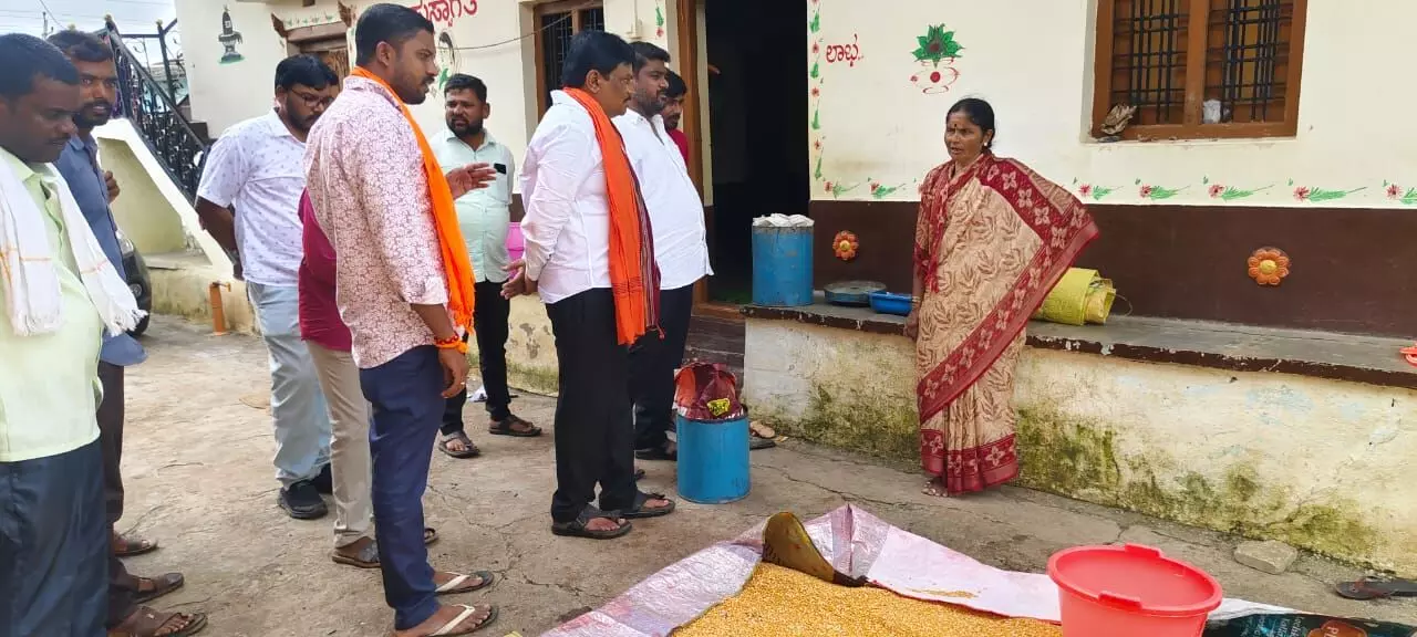 ಕಲಬುರಗಿ | ಮಳೆಗೆ ಜಲಾವೃತಗೊಂಡ ಮನೆಗಳಿಗೆ ಜೆಡಿಎಸ್ ಮುಖಂಡ ಬಾಲರಾಜ್ ಗುತ್ತೇದಾರ ಭೇಟಿ