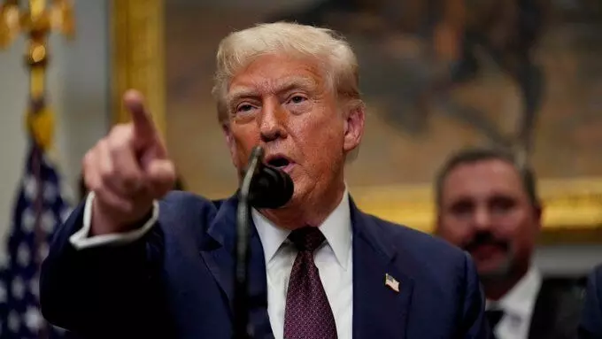 ಉಕ್ರೇನ್ ಸಂಘರ್ಷ ಕೊನೆಗೊಳ್ಳದಿದ್ದರೆ ಬೃಹತ್ ನಿರ್ಬಂಧ: ರಶ್ಯಕ್ಕೆ ಟ್ರಂಪ್ ಗಡುವು ಉಕ್ರೇನ್ ಸಂಘರ್ಷ ಕೊನೆಗೊಳ್ಳದಿದ್ದರೆ ಬೃಹತ್ ನಿರ್ಬಂಧ: ರಶ್ಯಕ್ಕೆ ಟ್ರಂಪ್ ಗಡುವು