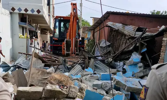 ರಾಯಚೂರು | ಎಲ್‌ಬಿಎಸ್ ನಗರದಲ್ಲಿ ರಸ್ತೆ ಒತ್ತುವರಿ ಜಾಗದ ತೆರವು ಕಾರ್ಯಾಚರಣೆ