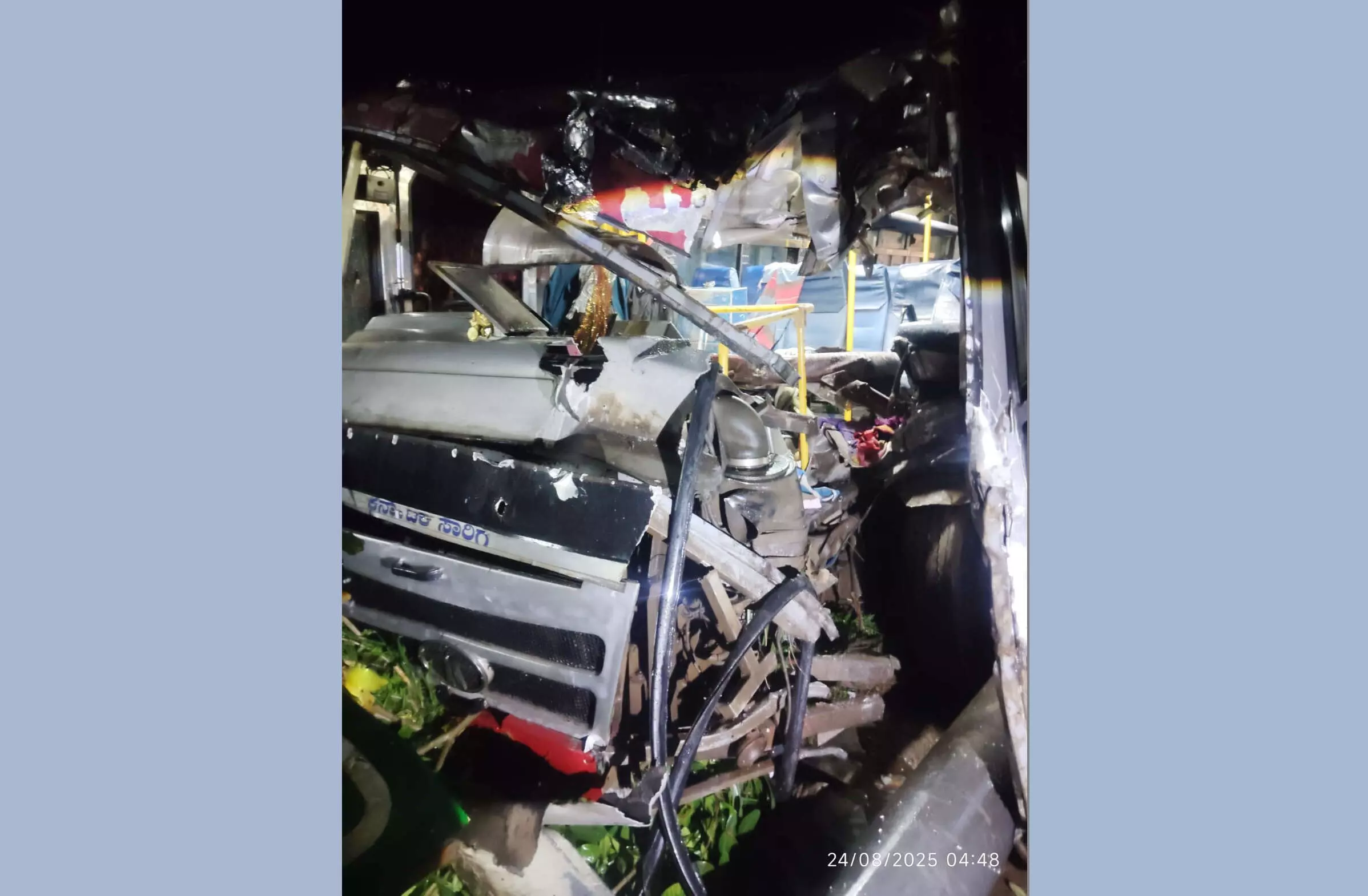 ಸಾಸ್ತಾನ ಟೋಲ್ ಗೇಟ್ ಕಂಬಕ್ಕೆ ಬಸ್ ಢಿಕ್ಕಿ: 12 ಮಂದಿ ಪ್ರಯಾಣಿಕರಿಗೆ ಗಾಯ