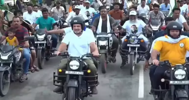 ಬಿಹಾರ | ಮತದಾರರ ಅಧಿಕಾರ ಯಾತ್ರೆ ವೇಳೆ ಬೈಕ್ ಚಲಾಯಿಸಿದ ರಾಹುಲ್ ಗಾಂಧಿ, ತೇಜಸ್ವಿ ಯಾದವ್