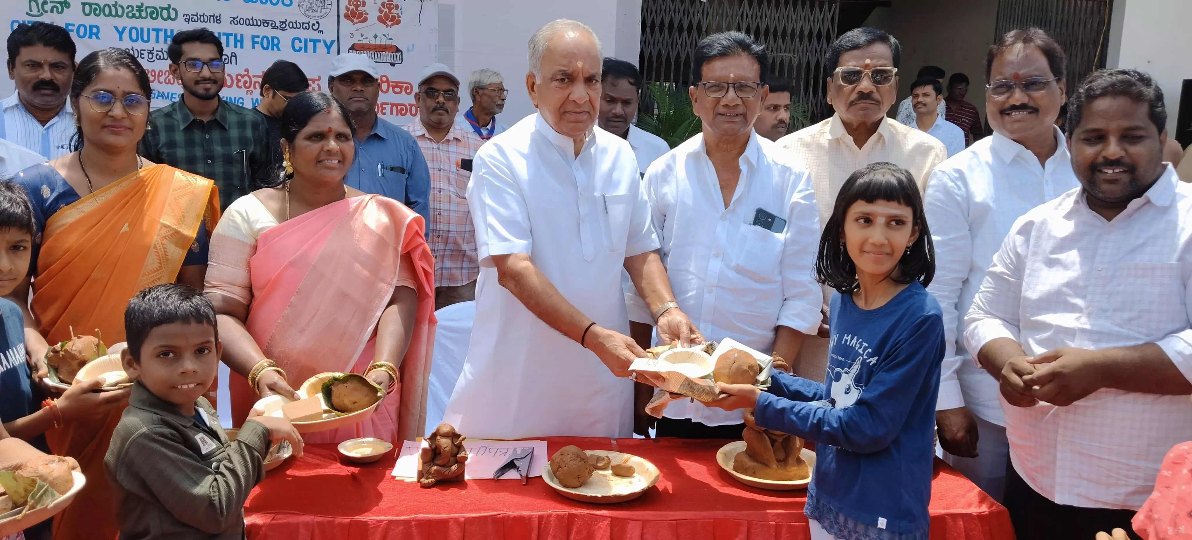 ಪರಿಸರ ಸ್ನೇಹಿ ಮಣ್ಣಿನ ಗಣಪತಿ ತಯಾರಿಸುವ ಸ್ಪರ್ಧೆಗೆ ಸಚಿವ ಎನ್.ಎಸ್.ಬೋಸರಾಜು ಚಾಲನೆ ಪರಿಸರ ಸ್ನೇಹಿ ಮಣ್ಣಿನ ಗಣಪತಿ ತಯಾರಿಸುವ ಸ್ಪರ್ಧೆಗೆ ಸಚಿವ ಎನ್.ಎಸ್.ಬೋಸರಾಜು ಚಾಲನೆ