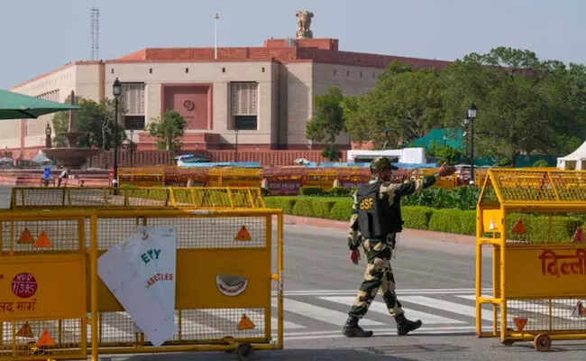 ಸಂಸತ್ತಿನ ಆವರಣ ಗೋಡೆ ಏರಲು ಯತ್ನಿಸಿ ಬಂಧನಕ್ಕೊಳಗಾಗಿದ್ದ ವ್ಯಕ್ತಿಯ ಬಿಡುಗಡೆ