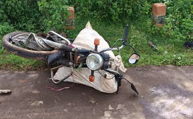 ಬೀದರ್ | ಬೈಕ್-ಟೆಂಪೋ ನಡುವೆ ಢಿಕ್ಕಿ : ತಾಯಿ-ಮಗಳು ಮೃತ್ಯು ಬೀದರ್ | ಬೈಕ್-ಟೆಂಪೋ ನಡುವೆ ಢಿಕ್ಕಿ : ತಾಯಿ-ಮಗಳು ಮೃತ್ಯು