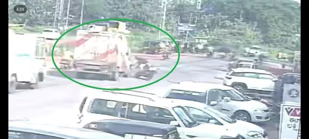 ಭಟ್ಕಳ: ಮತ್ತೊಂದು ಅಪಘಾತಕ್ಕೆ ಕಾರಣವಾದ ರಾಷ್ಟ್ರೀಯ ಹೆದ್ದಾರಿ; ಬೈಕ್ ಸವಾರನಿಗೆ ಗಾಯ ಭಟ್ಕಳ: ಮತ್ತೊಂದು ಅಪಘಾತಕ್ಕೆ ಕಾರಣವಾದ ರಾಷ್ಟ್ರೀಯ ಹೆದ್ದಾರಿ; ಬೈಕ್ ಸವಾರನಿಗೆ ಗಾಯ