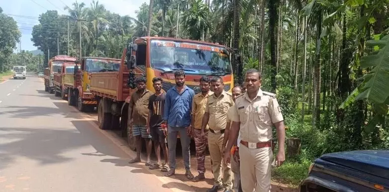 ಅಕ್ರಮ ಕೆಂಪು ಕಲ್ಲು ಸಾಗಾಟ ಆರೋಪ: ನಾಲ್ಕು ಲಾರಿ ವಶಕ್ಕೆ ಅಕ್ರಮ ಕೆಂಪು ಕಲ್ಲು ಸಾಗಾಟ ಆರೋಪ: ನಾಲ್ಕು ಲಾರಿ ವಶಕ್ಕೆ