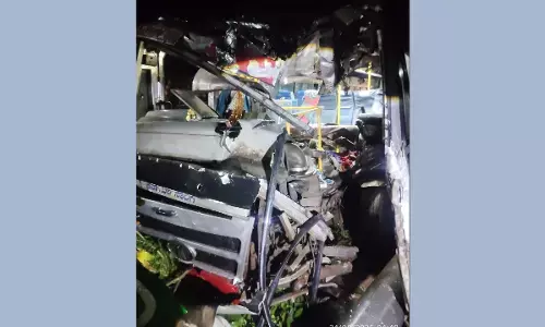 ಸಾಸ್ತಾನ ಟೋಲ್ ಗೇಟ್ ಕಂಬಕ್ಕೆ ಬಸ್ ಢಿಕ್ಕಿ: 12 ಮಂದಿ ಪ್ರಯಾಣಿಕರಿಗೆ ಗಾಯ