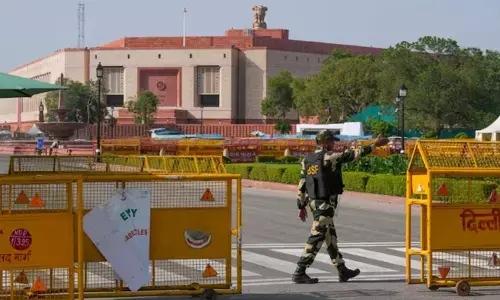 ಸಂಸತ್ತಿನ ಆವರಣ ಗೋಡೆ ಏರಲು ಯತ್ನಿಸಿ ಬಂಧನಕ್ಕೊಳಗಾಗಿದ್ದ ವ್ಯಕ್ತಿಯ ಬಿಡುಗಡೆ