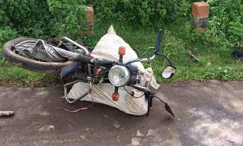 ಬೀದರ್ | ಬೈಕ್-ಟೆಂಪೋ ನಡುವೆ ಢಿಕ್ಕಿ : ತಾಯಿ-ಮಗಳು ಮೃತ್ಯು