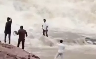 ಜಲಪಾತದ ಭೋರ್ಗರೆವ ನೀರಿನ ಮಧ್ಯೆ ವಿಡಿಯೊ ಮಾಡಲು ಹೋಗಿ ನೀರುಪಾಲಾದ ಯೂಟ್ಯೂಬರ್