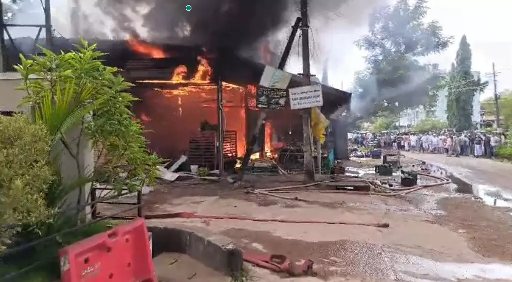 ಭಟ್ಕಳ: ಸೂಪರ್ ಮಾರ್ಕೆಟ್ನಲ್ಲಿ ಬೆಂಕಿ ಅವಘಡ ಭಟ್ಕಳ: ಸೂಪರ್ ಮಾರ್ಕೆಟ್ನಲ್ಲಿ ಬೆಂಕಿ ಅವಘಡ