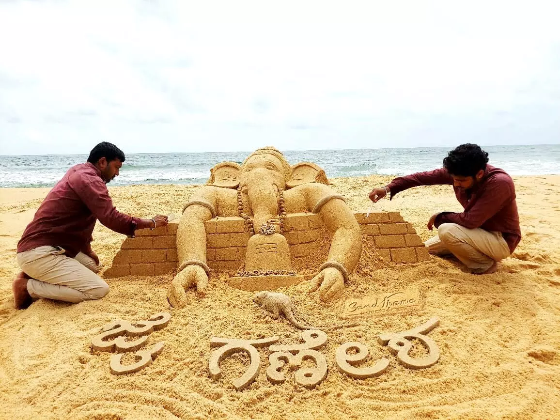 ಗಣಪತಿಯ ಮರಳು ಶಿಲ್ಪಾ ಕಲಾಕೃತಿ ರಚನೆ ಗಣಪತಿಯ ಮರಳು ಶಿಲ್ಪಾ ಕಲಾಕೃತಿ ರಚನೆ