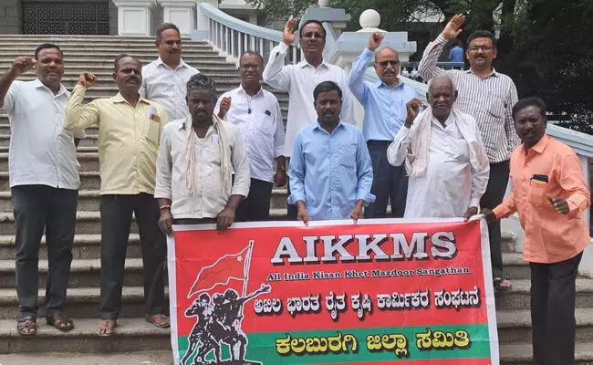 ಕಲಬುರಗಿ | ಮಳೆಯಿಂದ ಅಪಾರ ಬೆಳೆ ನಷ್ಟ : ಎಕರೆಗೆ 25 ಸಾವಿರ ರೂ. ಪರಿಹಾರ ನೀಡುವಂತೆ ಆಗ್ರಹಿಸಿ ಪ್ರತಿಭಟನೆ ಕಲಬುರಗಿ | ಮಳೆಯಿಂದ ಅಪಾರ ಬೆಳೆ ನಷ್ಟ : ಎಕರೆಗೆ 25 ಸಾವಿರ ರೂ. ಪರಿಹಾರ ನೀಡುವಂತೆ ಆಗ್ರಹಿಸಿ ಪ್ರತಿಭಟನೆ