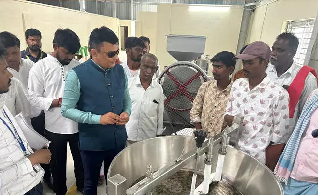 ವಿಜಯನಗರ | ಶೇಂಗಾ, ಹುಣಸೆ ಹಣ್ಣಿನ ಸಂಸ್ಕರಣಾ ಘಟಕಕ್ಕೆ ಜಿಲ್ಲಾಧಿಕಾರಿ ಎಂ.ಎಸ್.ದಿವಾಕರ್ ಭೇಟಿ