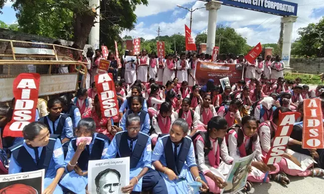 ರಾಯಚೂರು | ರಾಜ್ಯದ ಪದವಿ ವಿದ್ಯಾರ್ಥಿಗಳ ಶೈಕ್ಷಣಿಕ ಗೊಂದಲವನ್ನು ಪರಿಹರಿಸಲು ಆಗ್ರಹಿಸಿ ಪ್ರತಿಭಟನೆ