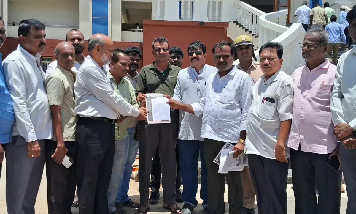 ರಾಯಚೂರು | ಕೊತ್ತದೊಡ್ಡಿ ಏಕಲವ್ಯ ವಸತಿ ಶಾಲೆಯ ಪ್ರಿನ್ಸಿಪಾಲ್‌ರನ್ನು ಅಮಾನತುಗೊಳಿಸಲು ಒತ್ತಾಯ