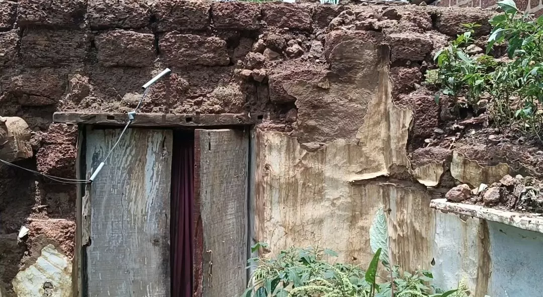 ಮನೆ ಬಿದ್ದು ವರ್ಷ ಕಳೆದರೂ ಪರಿಹಾರವಿಲ್ಲದೆ ಸಂಕಷ್ಟಕ್ಕೆ ಸಿಲುಕಿದ ಕುಟುಂಬ