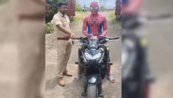 ಸ್ಪೈಡರ್‌ಮ್ಯಾನ್‌ ವೇಷ ಧರಿಸಿ ಅಜಾಗರೂಕವಾಗಿ ಬೈಕ್ ಚಾಲನೆ: ಯುವಕನಿಗೆ 15,000 ರೂ. ದಂಡ!