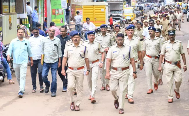 ಬೀದರ್ | ಗಣೇಶ, ಈದ್ ಮಿಲಾದ್ ಹಬ್ಬದ ಹಿನ್ನಲೆ : ನಗರದಲ್ಲಿ ಪೊಲೀಸ್ ಪಥ ಸಂಚಲನ